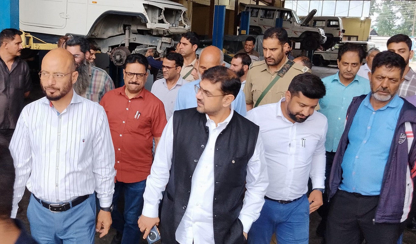 सतीश शर्मा ने राज्य मोटर गैरेजों के संचालन की समीक्षा की सतीश शर्मा ने राज्य मोटर गैरेजों के संचालन की समीक्षा की
