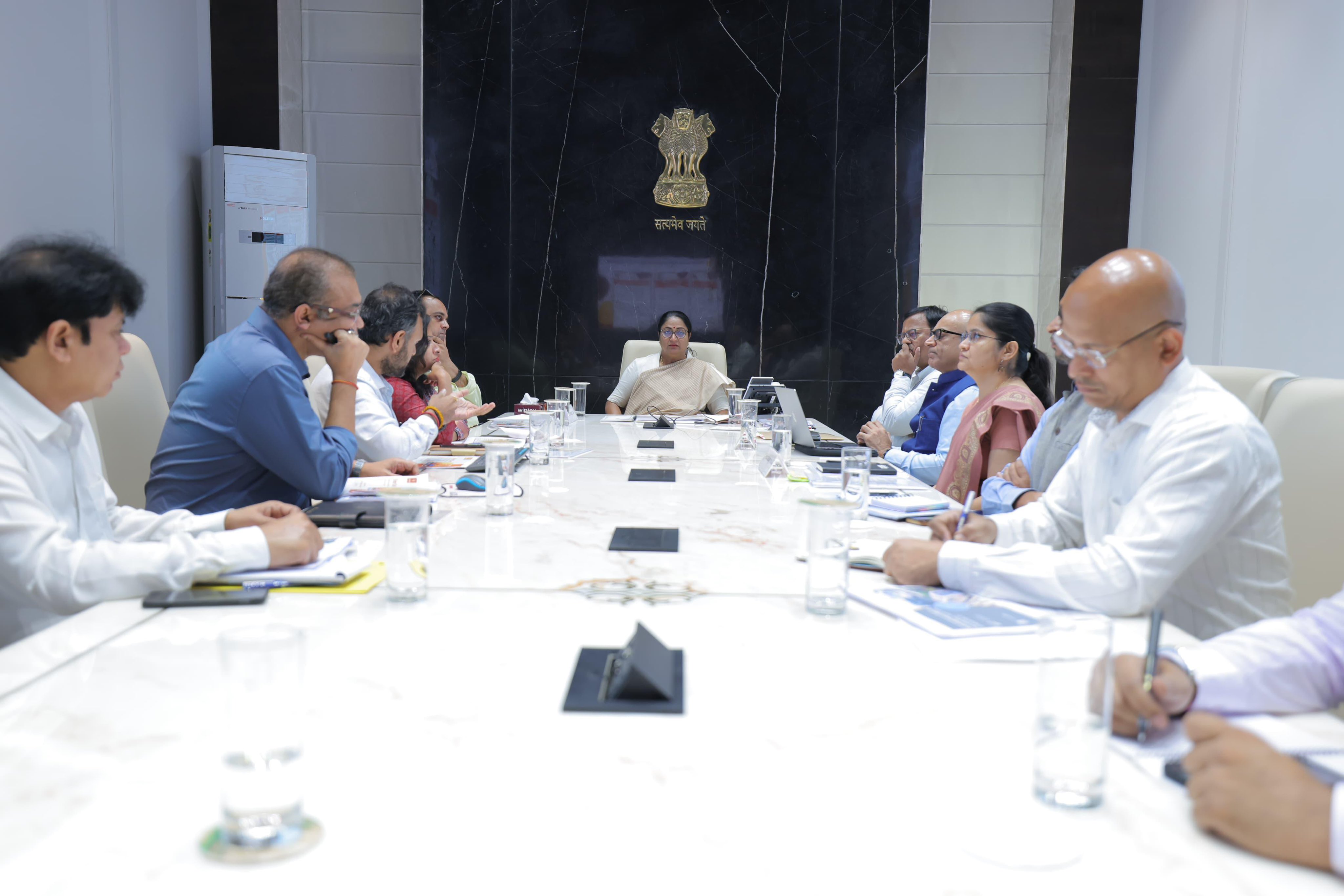 दिल्ली की मुख्यमंत्री रेखा गुप्ता, कैबिनेट मंत्री पंकज सिंह अधिकारियों के साथ बैठक में दिल्ली की मुख्यमंत्री रेखा गुप्ता, कैबिनेट मंत्री पंकज सिंह अधिकारियों के साथ बैठक में