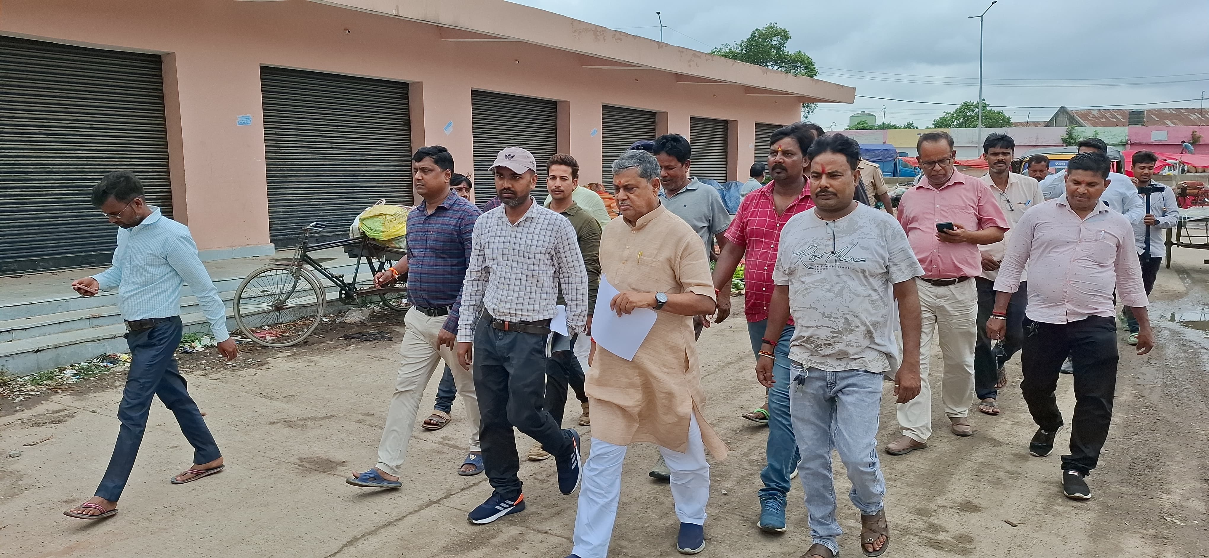 विधायक खेमका जायजा लेते हुए विधायक खेमका जायजा लेते हुए