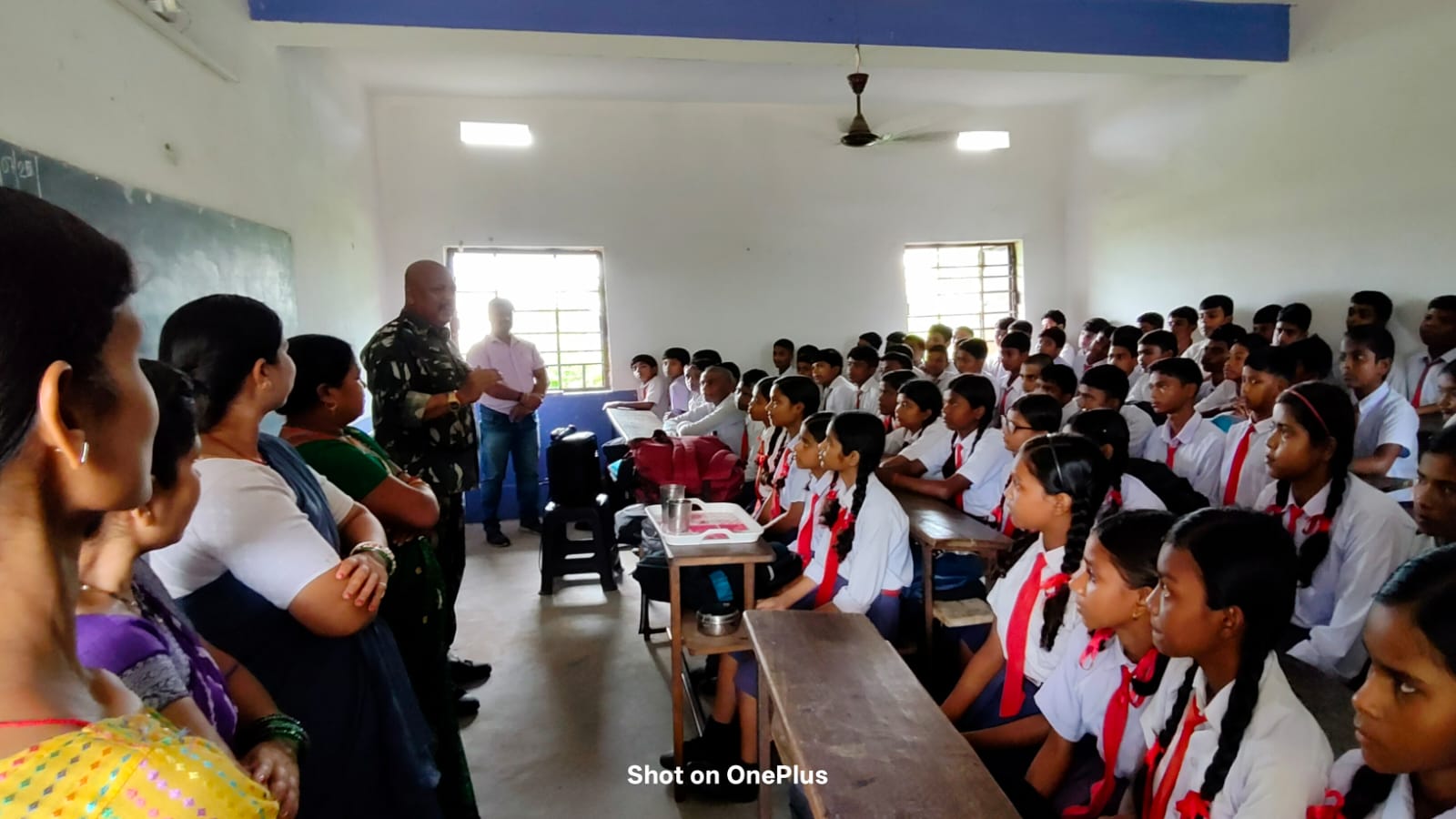 बच्चों को संबोधित करते इंस्पेक्टर पीके सिंह बच्चों को संबोधित करते इंस्पेक्टर पीके सिंह