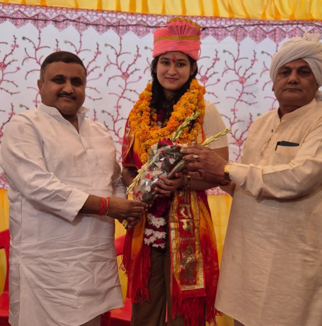मेडल से अम्मानित।होती आस्था पूनिया मेडल से अम्मानित।होती आस्था पूनिया
