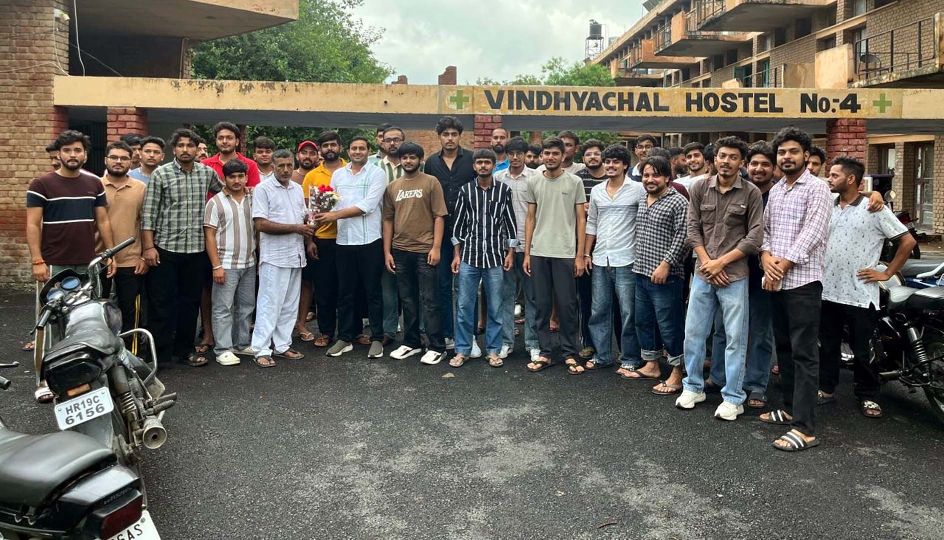 एचएयू में छात्रों से मुलाकात करते युवा कांग्रेस नेता विकास ढांडा। एचएयू में छात्रों से मुलाकात करते युवा कांग्रेस नेता विकास ढांडा।
