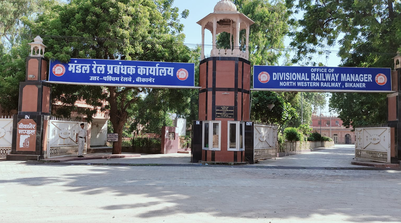 बरसात के मौसम में बीकानेर रेल मंडल सतर्कता से कर रहा विशेष तैयारियों के साथ रेल संचालन बरसात के मौसम में बीकानेर रेल मंडल सतर्कता से कर रहा विशेष तैयारियों के साथ रेल संचालन