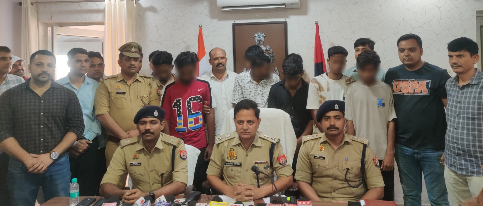 खुलासा करते पुलिस अधिकारी, खुलासा करते पुलिस अधिकारी,