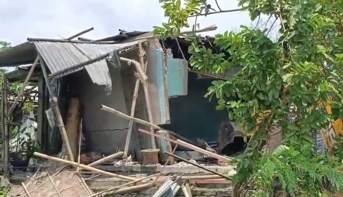 जालुकबाड़ी में रेलवे और प्रशासन का अतिक्रमण हटाओ अभियान। मालिगांव, 16 जुलाई: जालुकबाड़ी में रेलवे और प्रशासन का अतिक्रमण हटाओ अभियान। मालिगांव, 16 जुलाई: