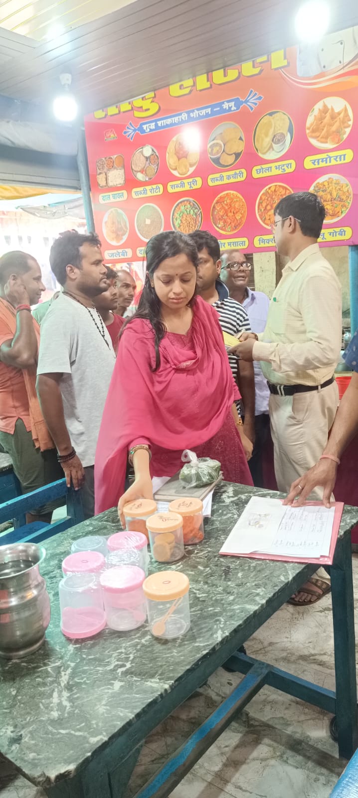 जांच अभियान चलाते अधिकारी जांच अभियान चलाते अधिकारी