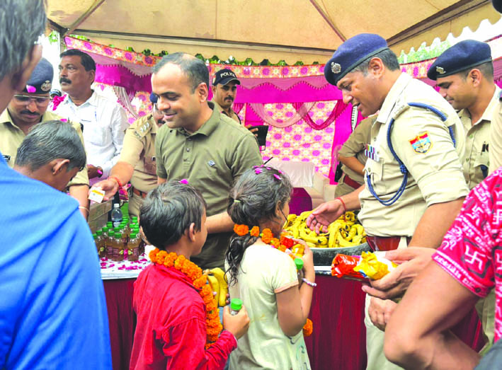 फल वितरित करते हुए