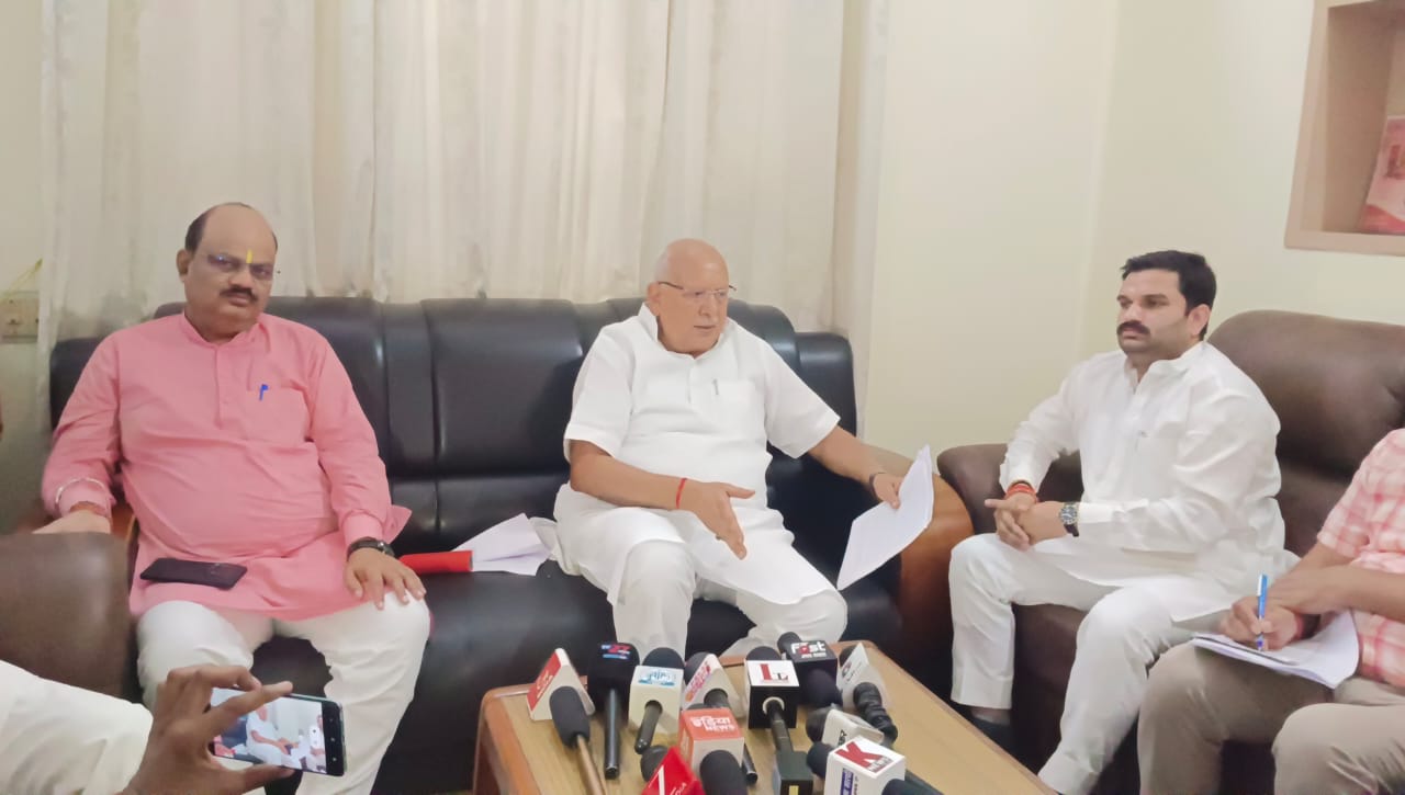 प्रेस वार्ता के दौरान मौजूद कृषि मंत्री सूर्य प्रताप शाही प्रेस वार्ता के दौरान मौजूद कृषि मंत्री सूर्य प्रताप शाही