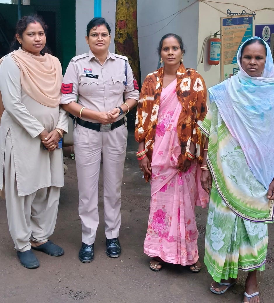 गुम हुई महिला को मिलने के बाद स्वजन से मिलाती पुलिस। गुम हुई महिला को मिलने के बाद स्वजन से मिलाती पुलिस।