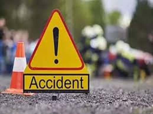 तेज रफ्तार कार ने बाइक सवार तीन लाेगाें काे मारी टक्कर तेज रफ्तार कार ने बाइक सवार तीन लाेगाें काे मारी टक्कर