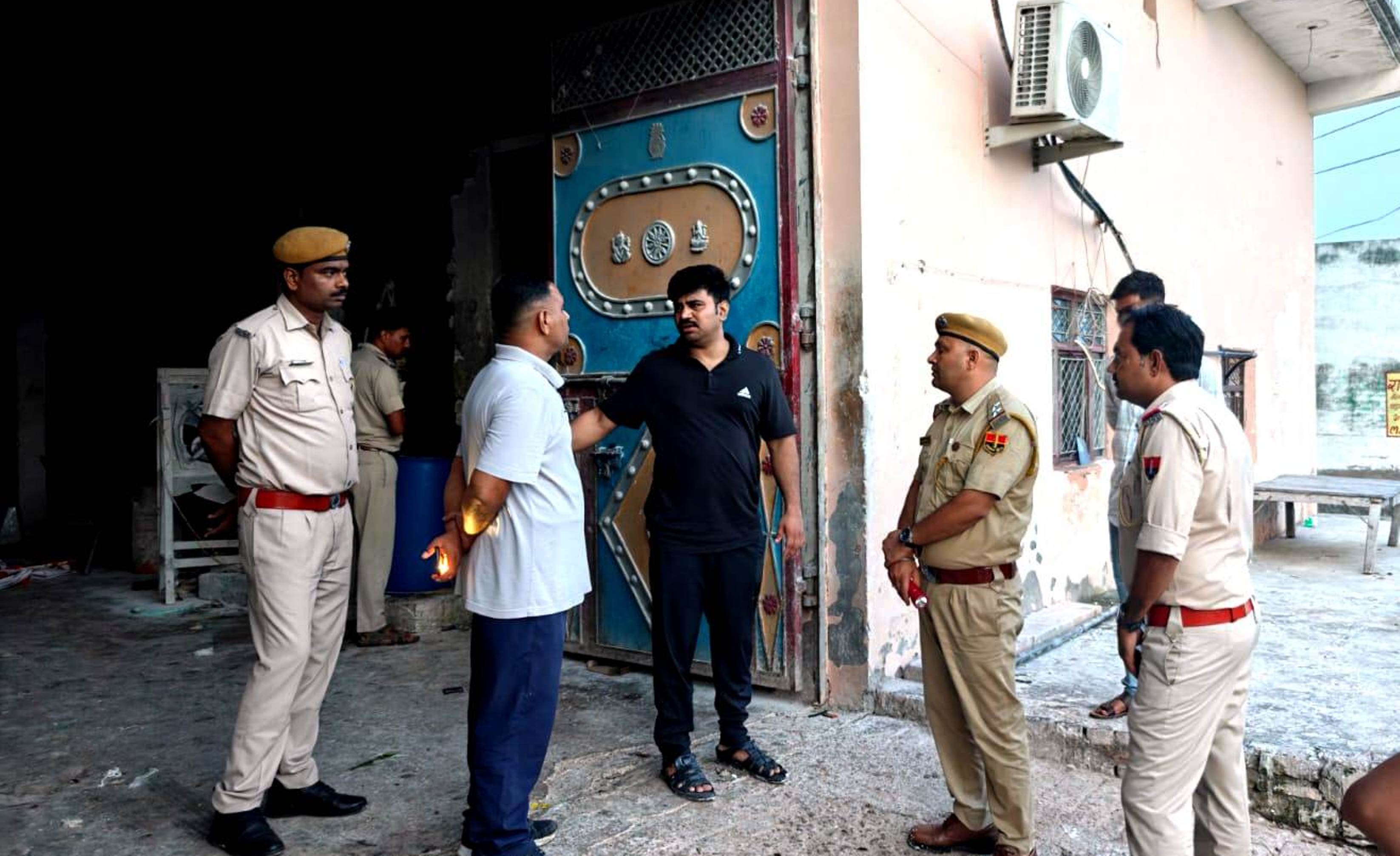 धौलपुर में नष्ट करवाई दूषित मिठाई, खाद्य पदार्थों के लिए नमूने धौलपुर में नष्ट करवाई दूषित मिठाई, खाद्य पदार्थों के लिए नमूने