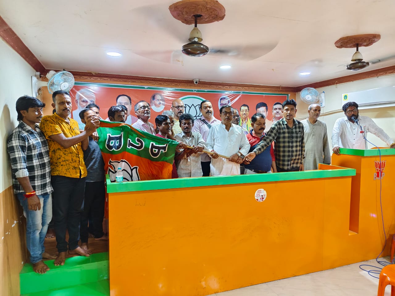 चुचुड़ा में तृणमूल और सीपीएम छोड़कर 30 कार्यकर्ता भाजपा में शामिल चुचुड़ा में तृणमूल और सीपीएम छोड़कर 30 कार्यकर्ता भाजपा में शामिल
