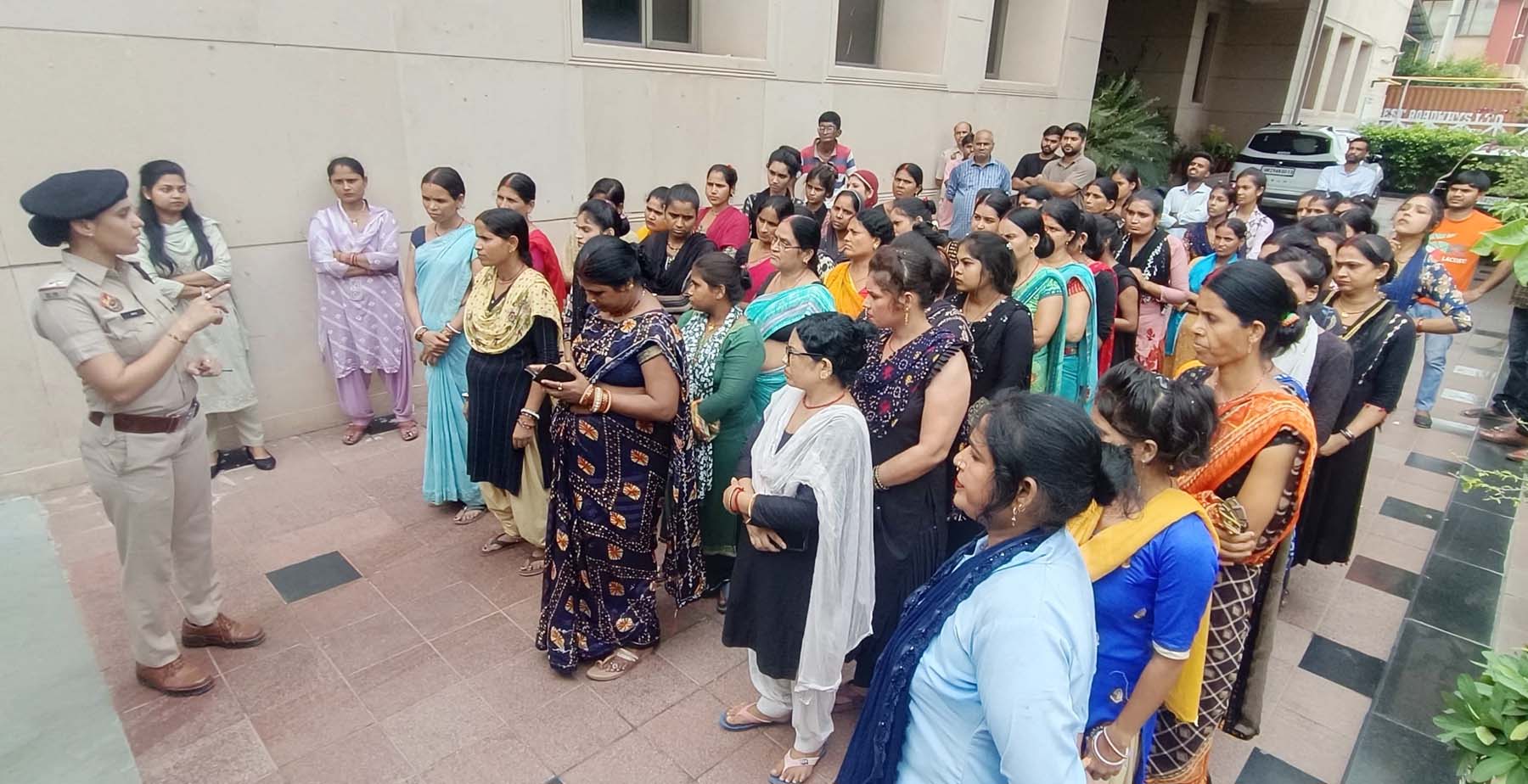 गुरुग्राम के आईएमटी मानेसर स्थित कंपनी में महिला कर्मचारियों को सुरक्षा के प्रति जागरुक करतीं महिला थाना पश्चिम गुरुग्राम प्रबंधक इंस्पेक्टर सुमन।