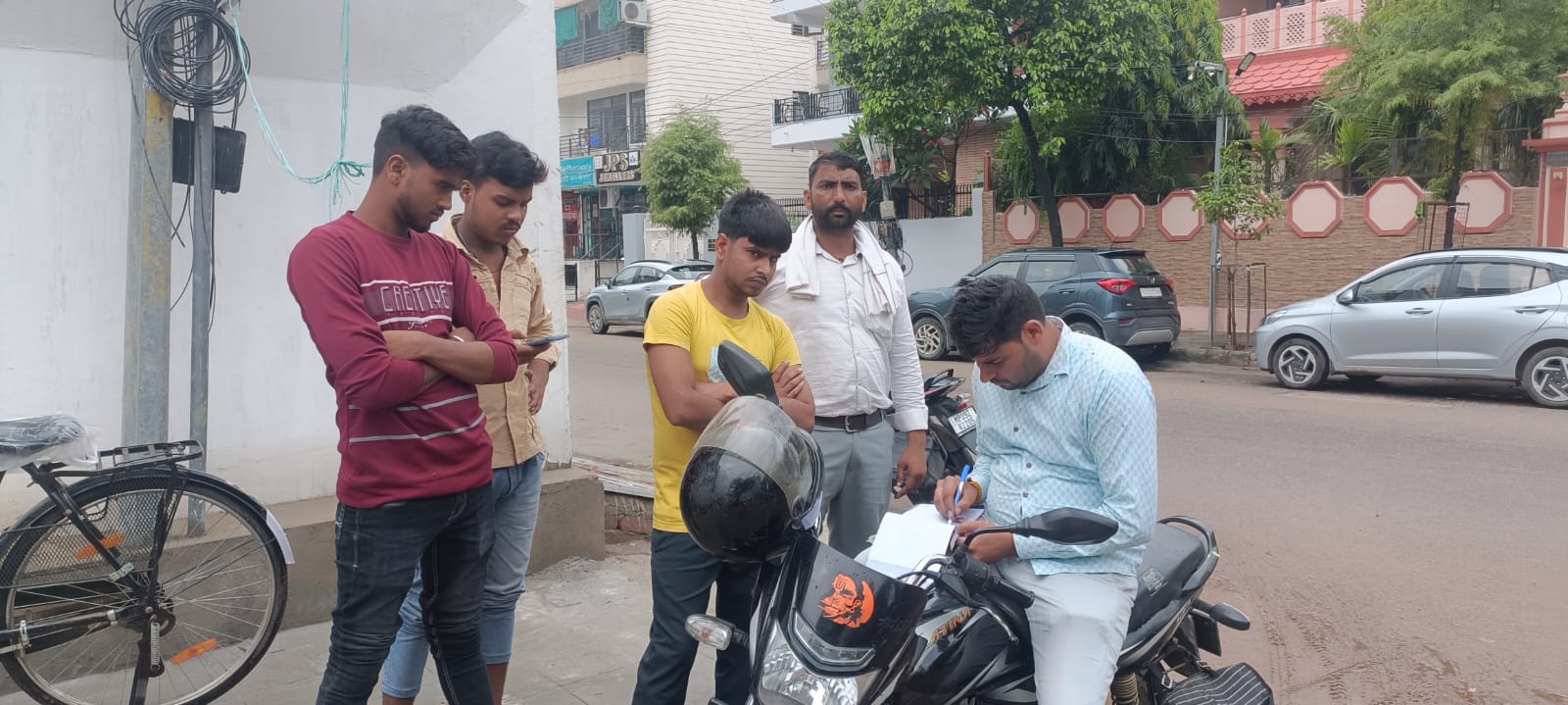 रोड पर कचरा डालते हुए दोषी व्यक्ति से मौके पर ही वसूल किया जुर्माना:ग्रेटर आयुक्त डॉ.सैनी