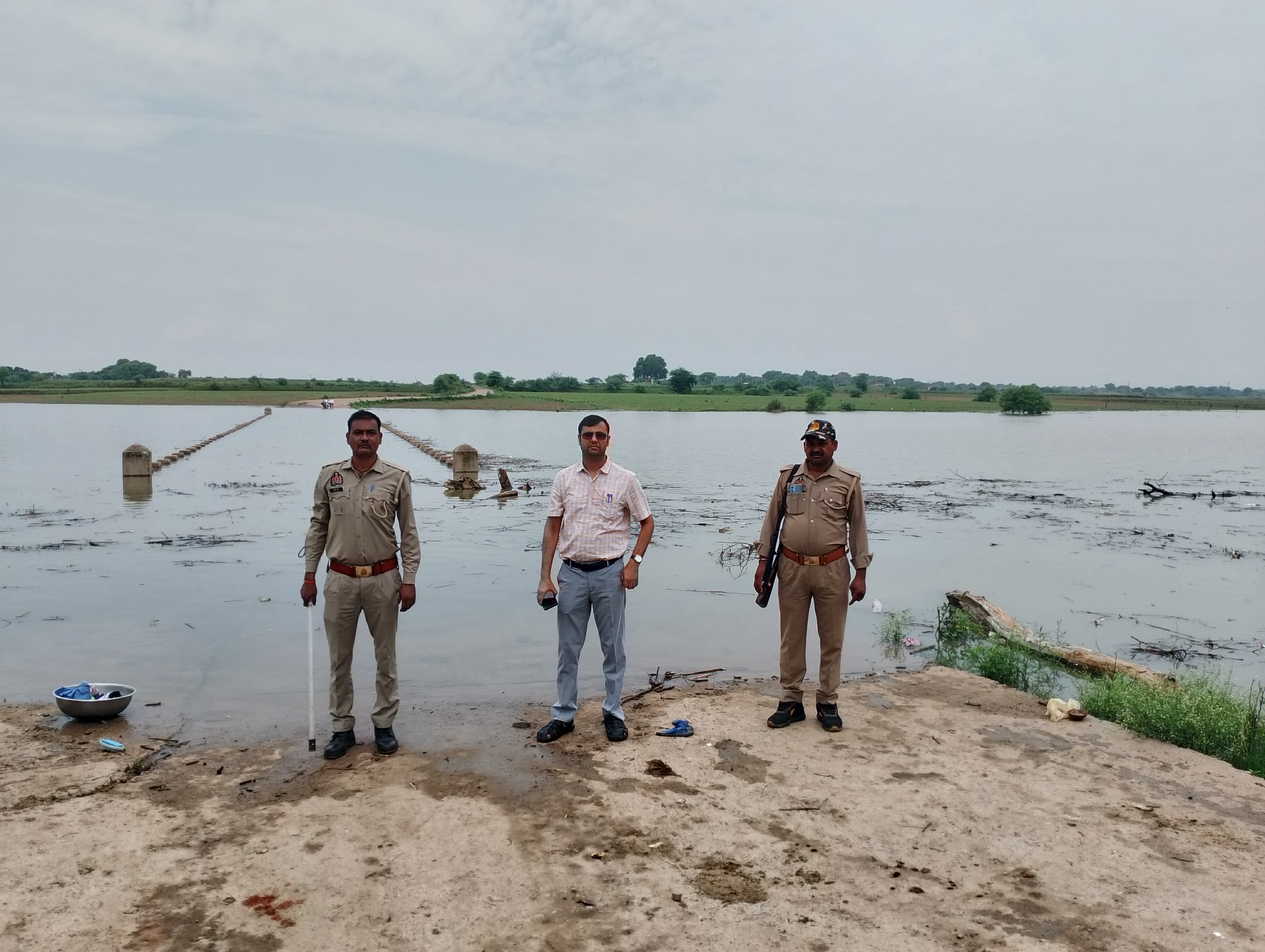 नदियों के पास इलाकों का भ्रमण करते अधिकारी