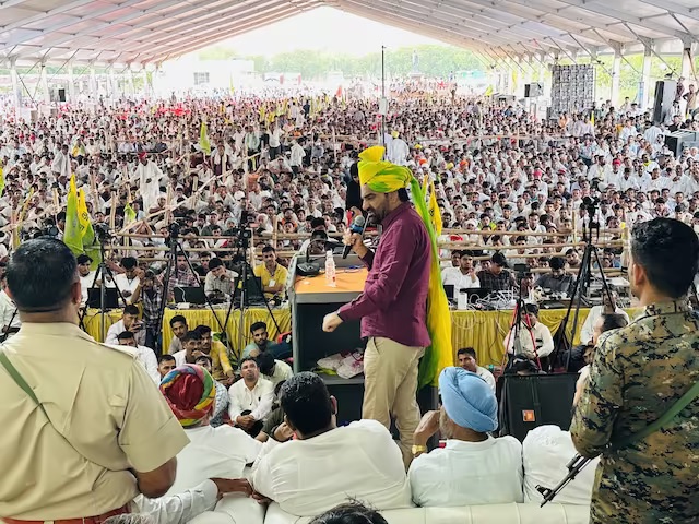 सांसद बेनीवाल और उनके समर्थक धरने पर बैठ गए। सांसद बेनीवाल और उनके समर्थक धरने पर बैठ गए।