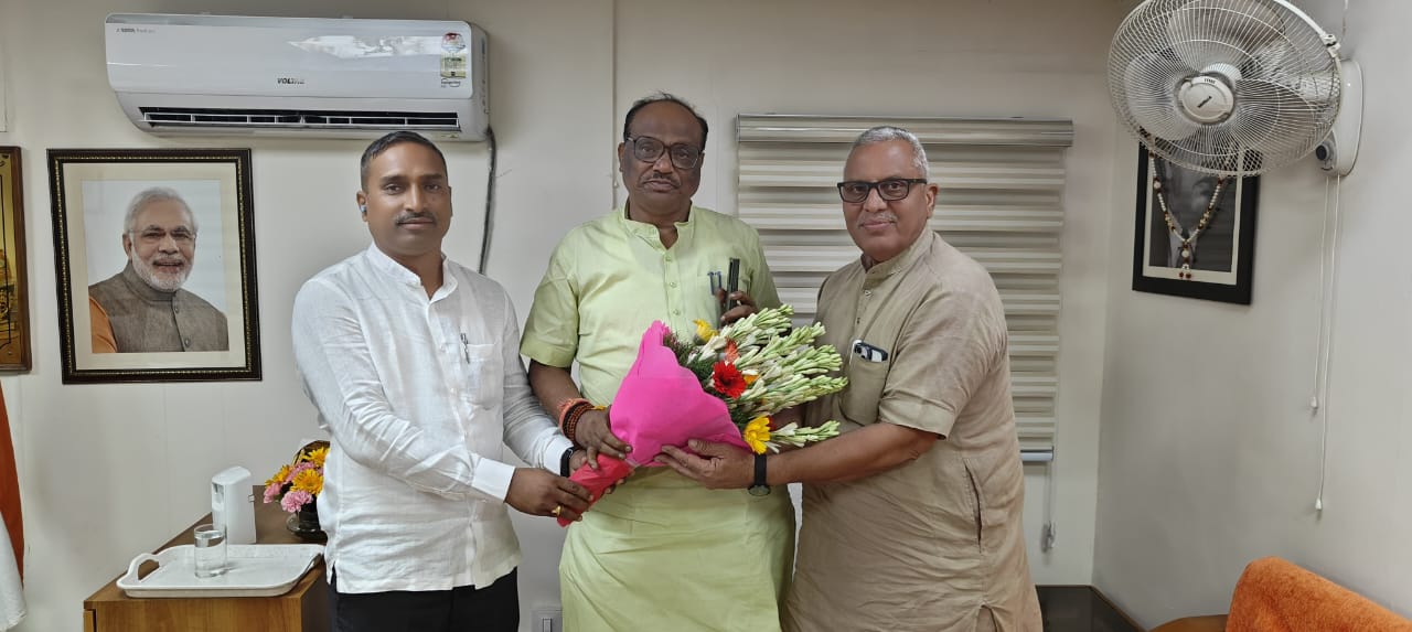 केंद्रीय जनजाति राज्य मंत्री से मुलाकात के दौरान पुष्पगुच्छ भेंट करते भाजपा नेता। केंद्रीय जनजाति राज्य मंत्री से मुलाकात के दौरान पुष्पगुच्छ भेंट करते भाजपा नेता।