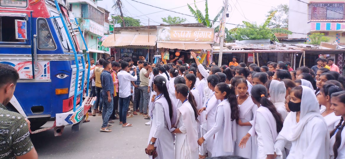 इंटरमीडिएट की करीब 385 छात्राओं का डमी पंजीयन नहीं मिलने पर किया प्रदर्शन और सड़क जाम। इंटरमीडिएट की करीब 385 छात्राओं का डमी पंजीयन नहीं मिलने पर किया प्रदर्शन और सड़क जाम।