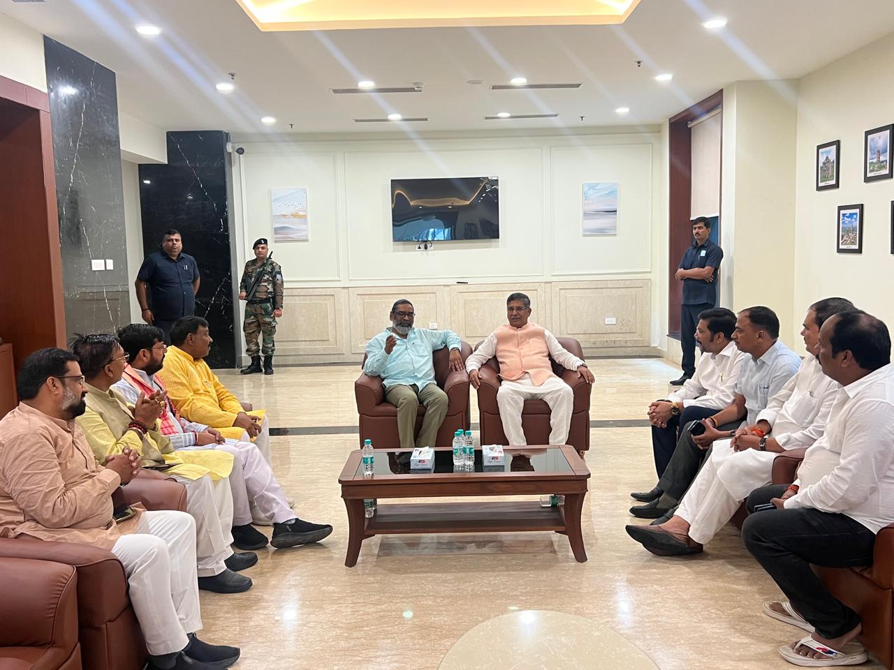 सांसद, मुख्यमंत्री और अन्य लोग सांसद, मुख्यमंत्री और अन्य लोग
