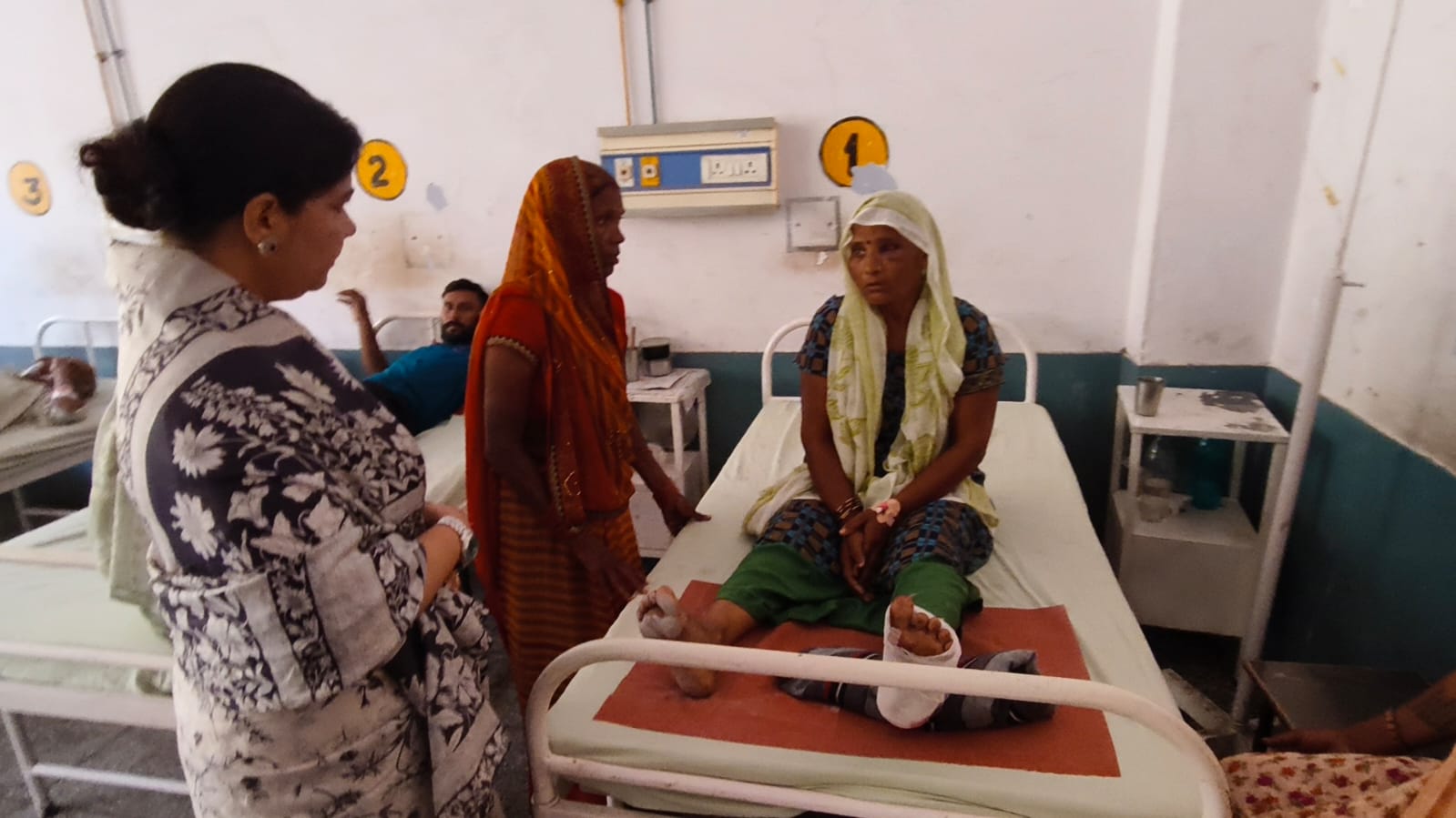 जिला अस्पताल में निरीक्षण के दौरान मरीजों से बात करतीं राज्य महिला आयोग की उपाध्यक्ष चारु चौधरी।