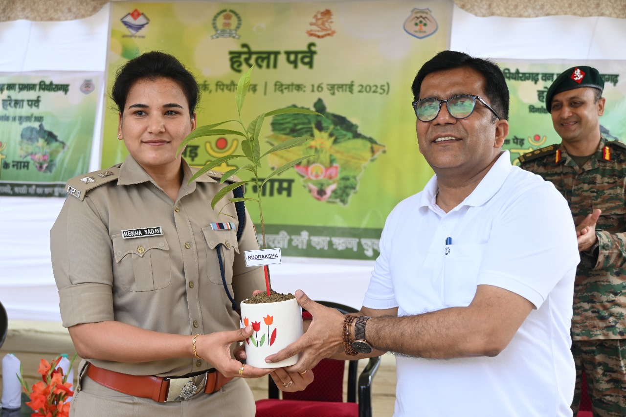हरेला पर्व कार्यक्रम में जिलाधिकारी विनोद गोस्वामी। हरेला पर्व कार्यक्रम में जिलाधिकारी विनोद गोस्वामी।