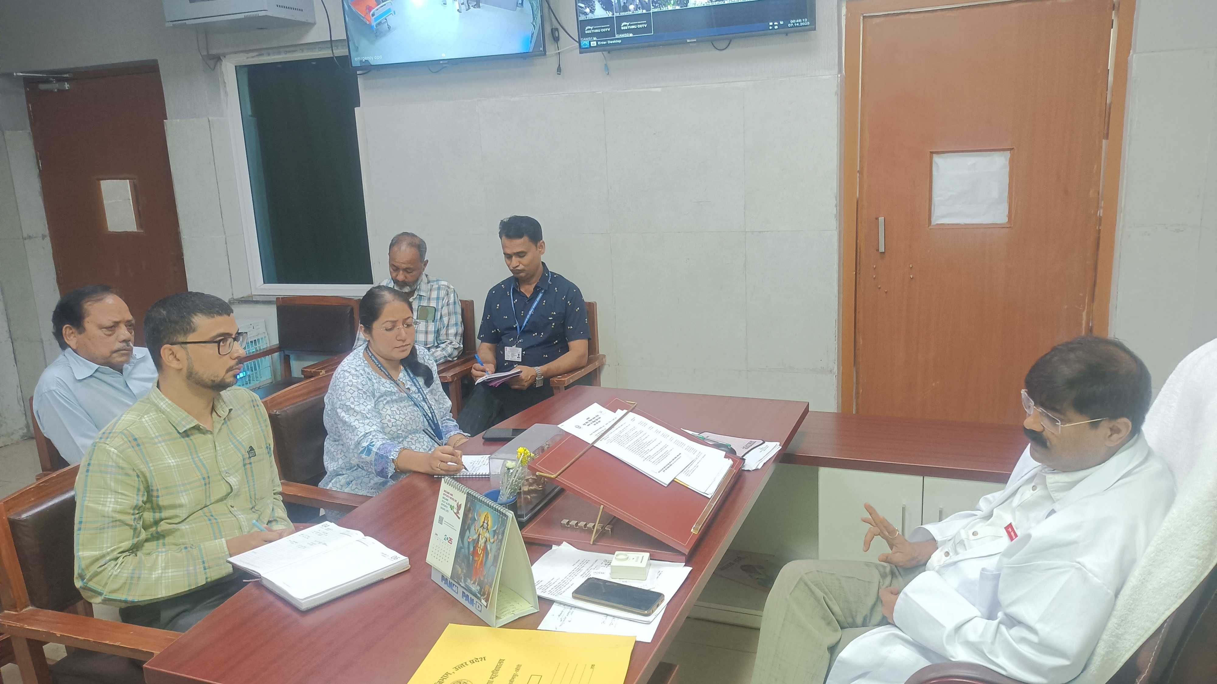 जिला चिकित्सालय भ्रमण के दौरान क्षेत्रीय निदेशक भारत सरकार