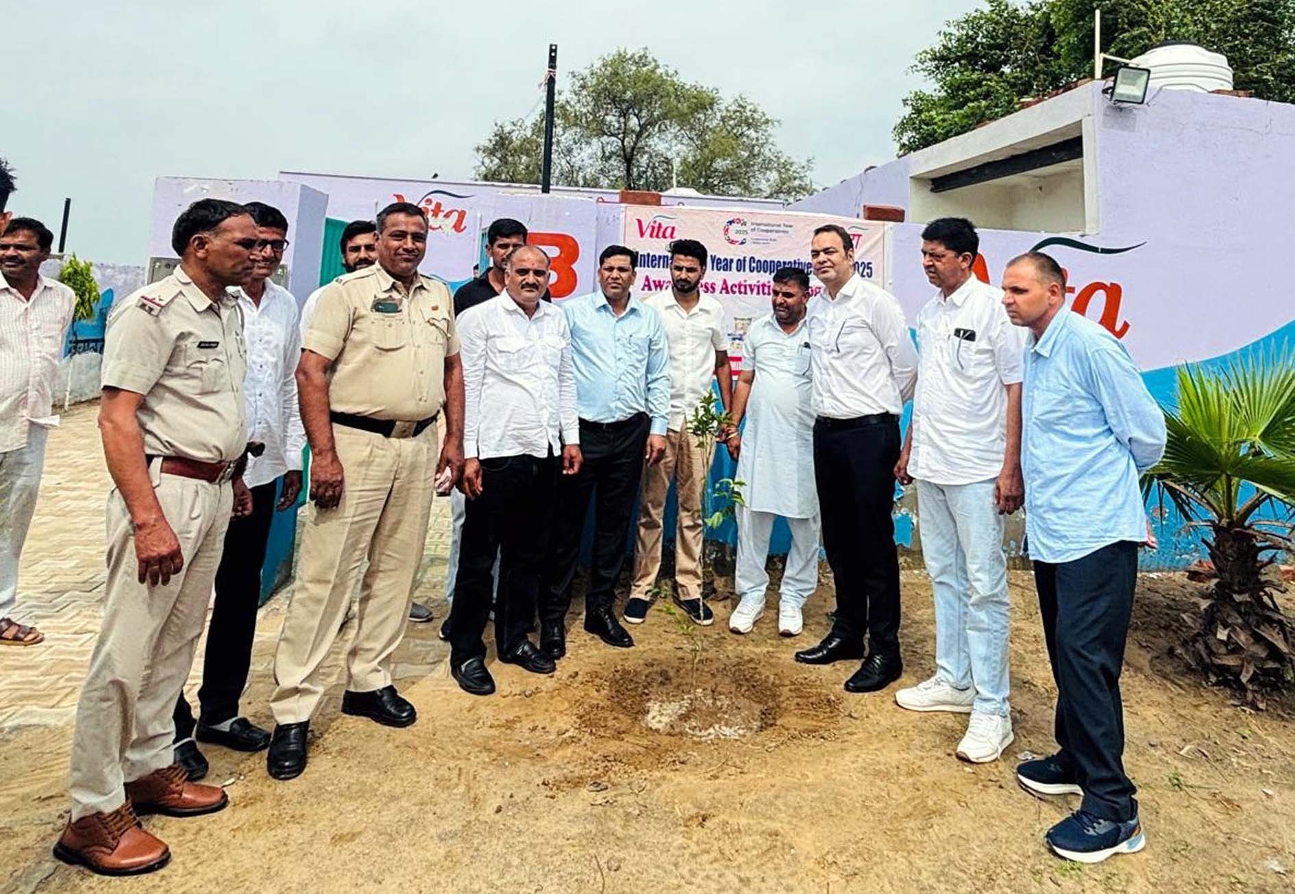 वीटा के मुख्य कार्यकारी अधिकारी नरेन्द्र सिंह धानिया पौधारोपण करते हुए।