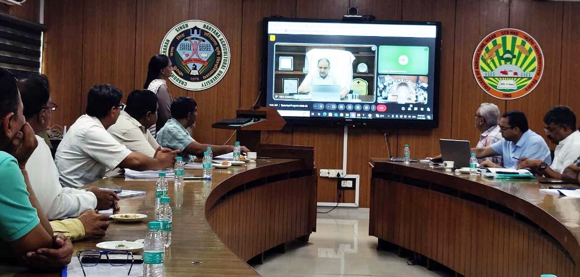 एचएयू के कार्यक्रम में उपस्थित अधिकारी