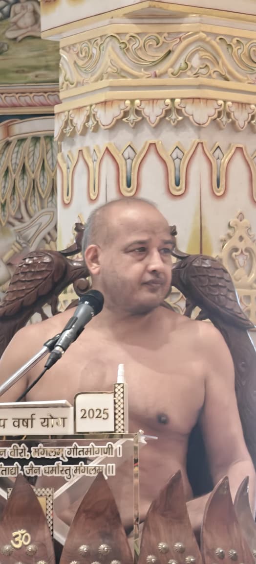प्रवचन करते आचार्य सौरभ सागर प्रवचन करते आचार्य सौरभ सागर