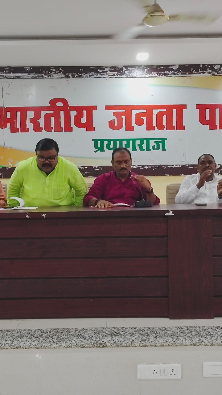भारतीय जनता पार्टी महानगर कार्यालय में बैठक को संबोधित करते महानगर अध्यक्ष संजय गुप्ता एवं अन्य पदाधिकारियों का छाया चित्र भारतीय जनता पार्टी महानगर कार्यालय में बैठक को संबोधित करते महानगर अध्यक्ष संजय गुप्ता एवं अन्य पदाधिकारियों का छाया चित्र