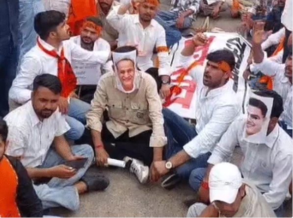 छात्र संघ चुनाव की मांग को लेकर एबीवीपी) कार्यकर्ताओं ने मुखौटा लगा पूर्व मुख्यमंत्री अशोक गहलोत की निकाली शव यात्रा छात्र संघ चुनाव की मांग को लेकर एबीवीपी) कार्यकर्ताओं ने मुखौटा लगा पूर्व मुख्यमंत्री अशोक गहलोत की निकाली शव यात्रा