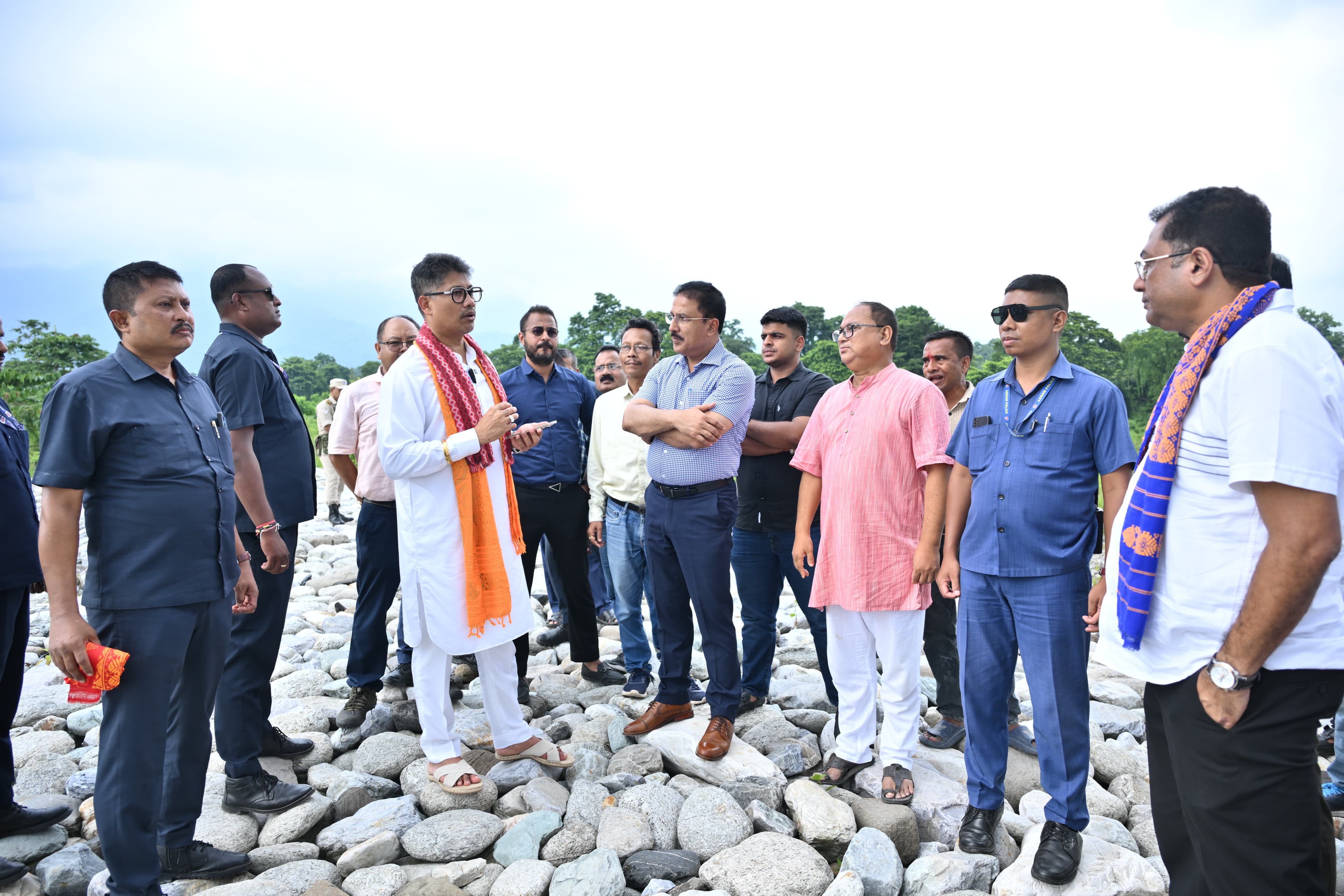उदालगुड़ी के जालिमुख में बांध परियोजना का निरीक्षण करते हुए जल संसाधन मंत्री पीयूष हजारिका ।