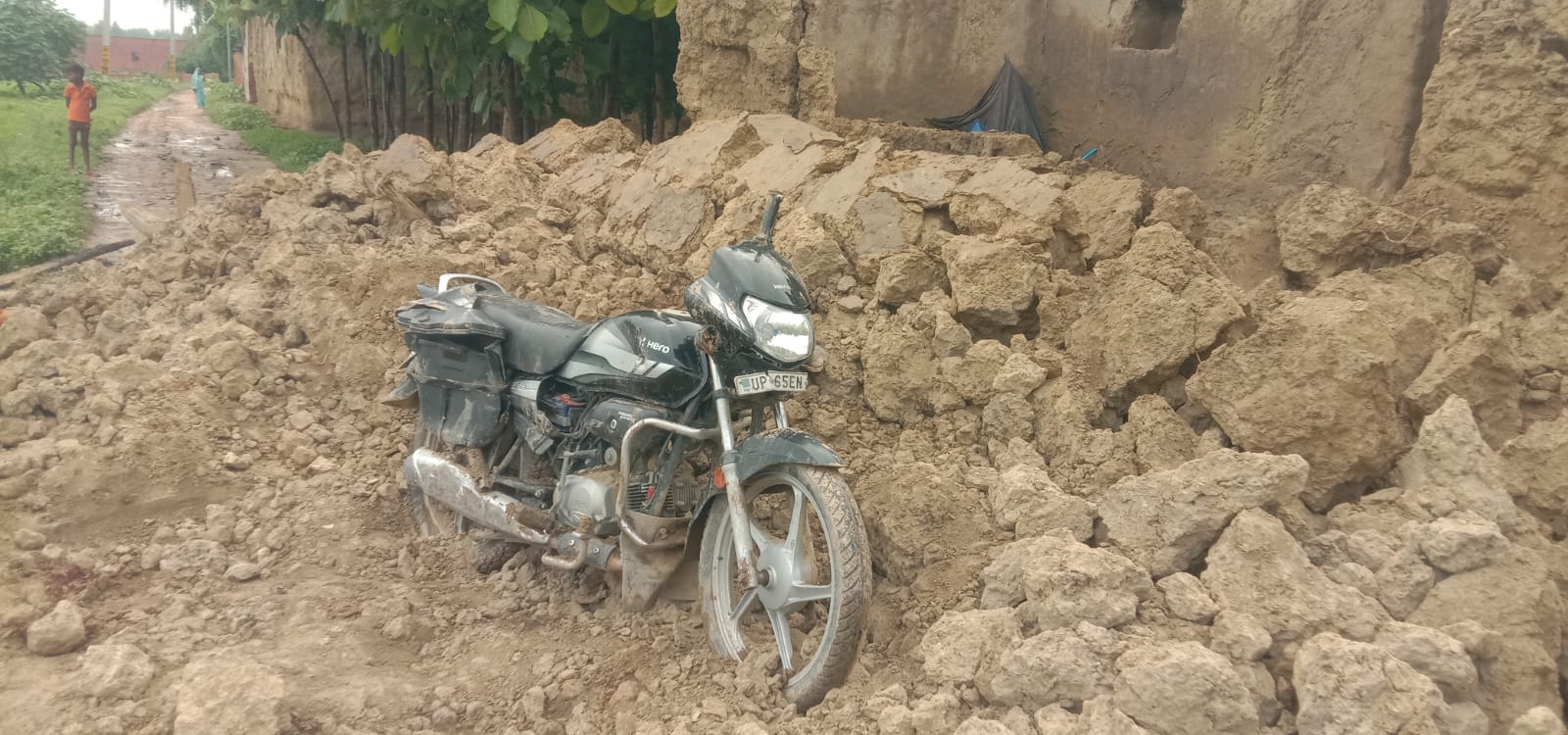 घटना स्थल पर गिरा मलबा घटना स्थल पर गिरा मलबा