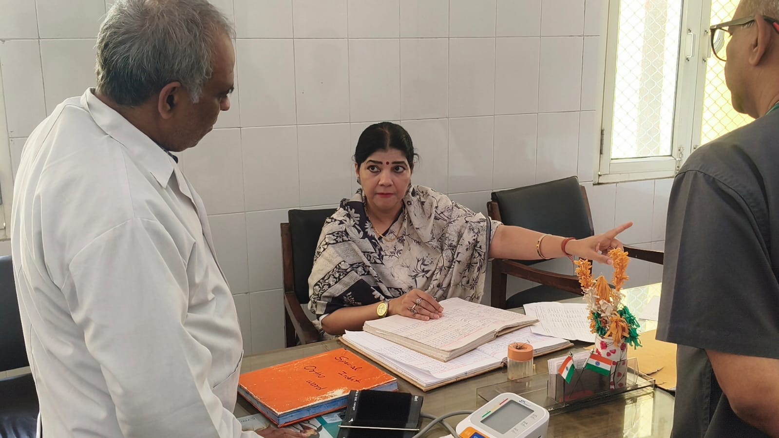 जिला अस्पताल में निरीक्षण के दौरान चिकित्सकों से बात करतीं राज्य महिला आयोग की उपाध्यक्ष चारु चौधरी।