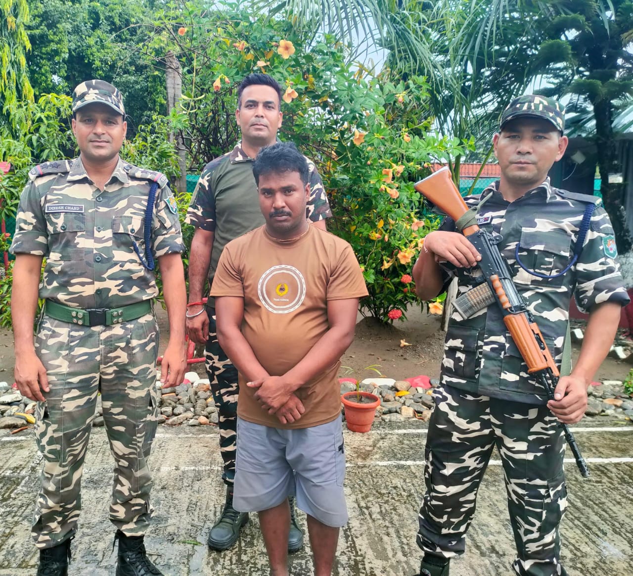 पकड़े गए बांग्लादेशी घुसपैठिए के साथ एसएसबी जवान पकड़े गए बांग्लादेशी घुसपैठिए के साथ एसएसबी जवान