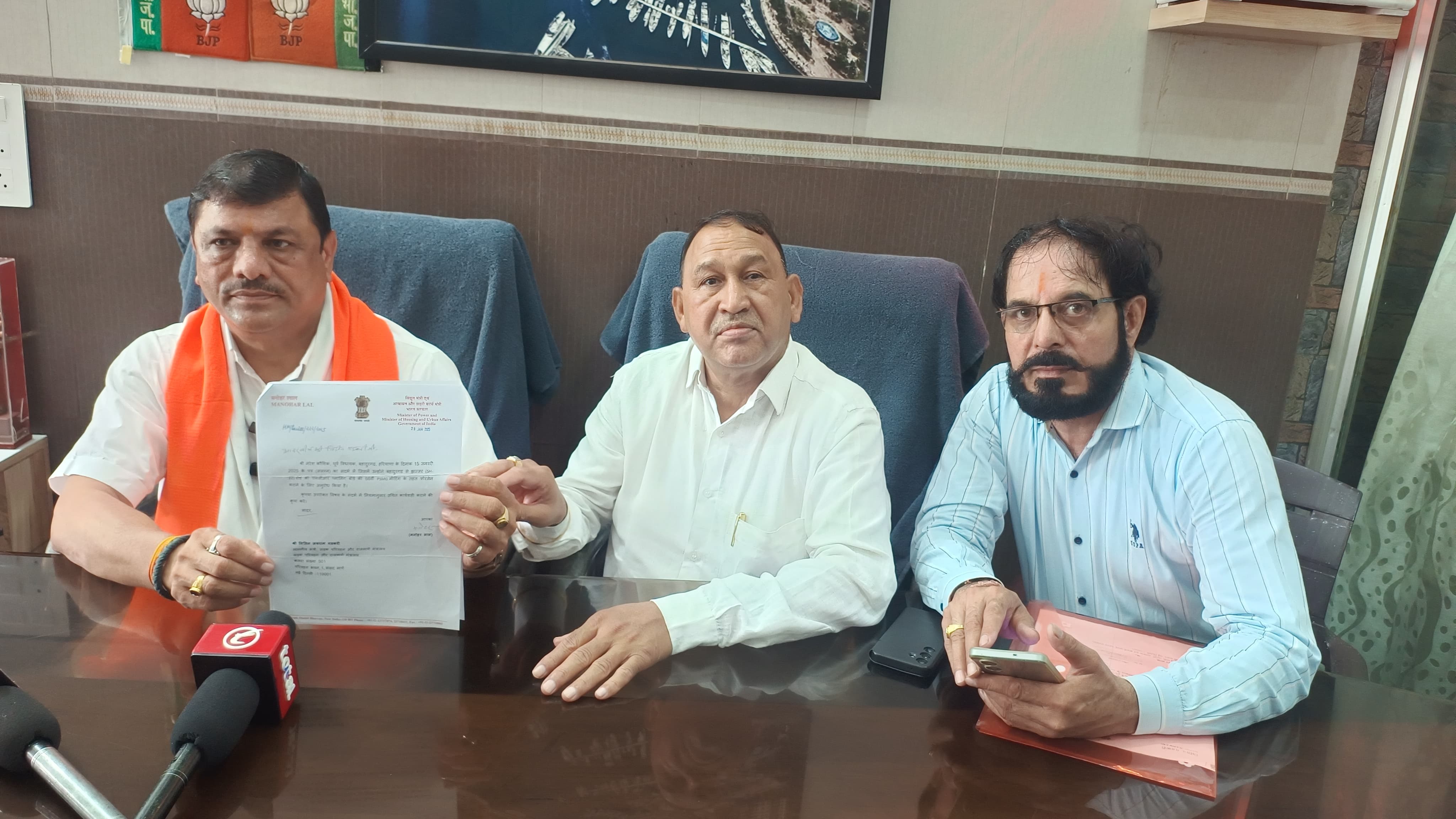 झज्जर-बहादुरगढ़ रोड के संदर्भ में पत्रकारों को जानकारी देते पूर्व विधायक नरेश कौशिक। झज्जर-बहादुरगढ़ रोड के संदर्भ में पत्रकारों को जानकारी देते पूर्व विधायक नरेश कौशिक।