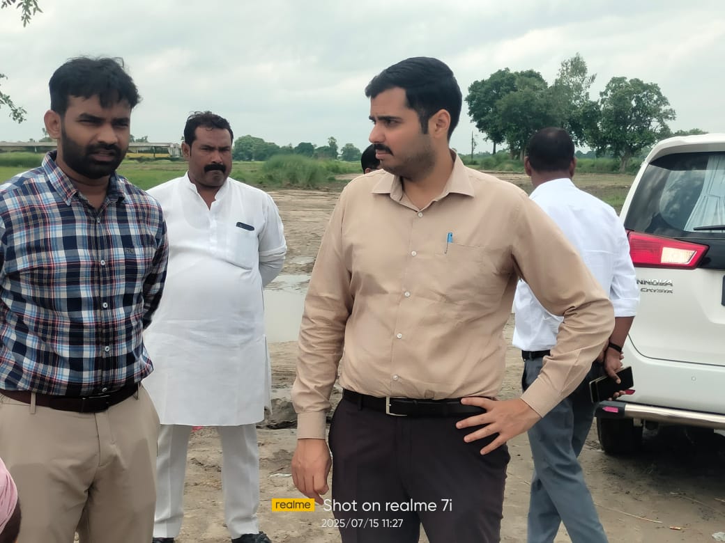 पोखरे के चारों तरफ सीढ़ियां बना कर इंटरलॉकिंग बनाया जाए : सीडीओ* पोखरे के चारों तरफ सीढ़ियां बना कर इंटरलॉकिंग बनाया जाए : सीडीओ*