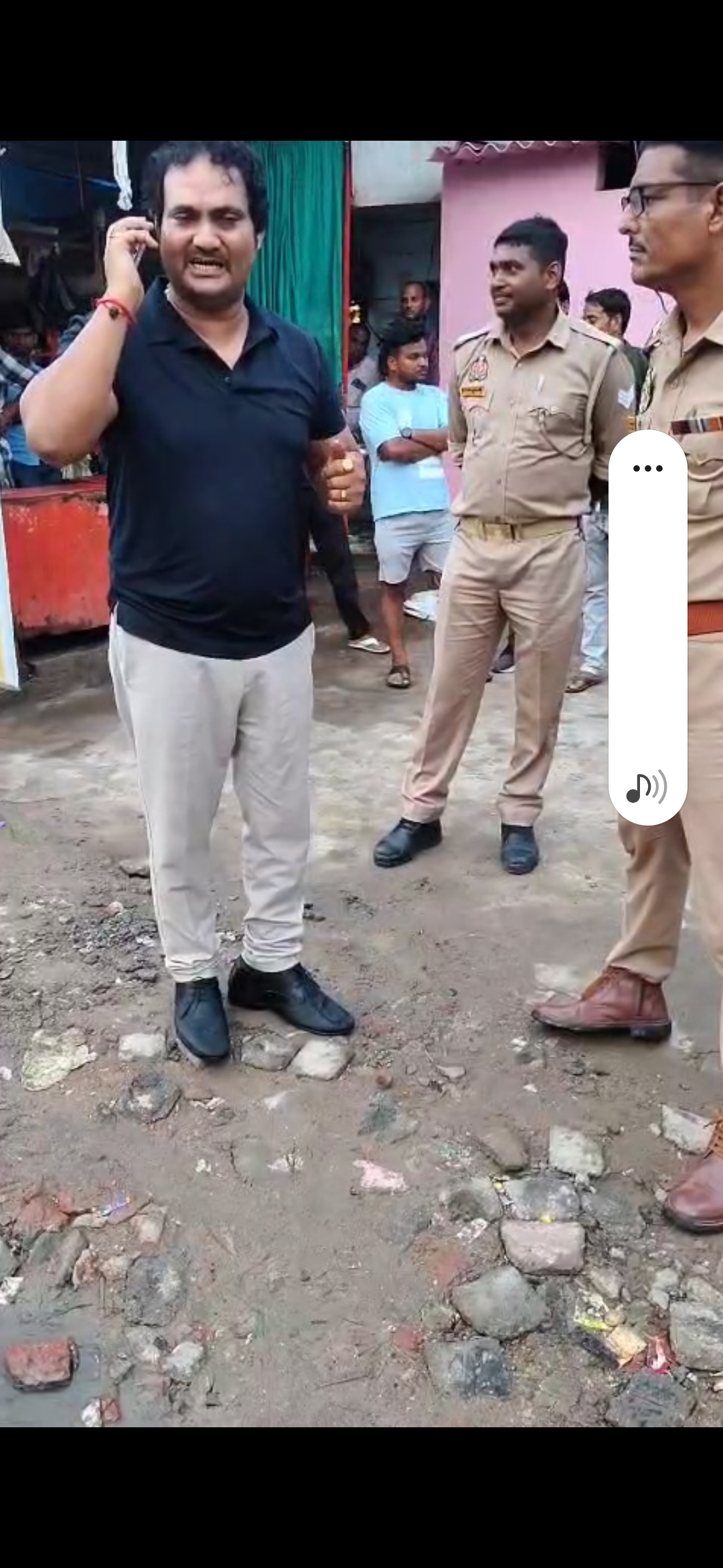 फोन पर बात करते हुए ड्रग इंस्पेक्टर फोन पर बात करते हुए ड्रग इंस्पेक्टर