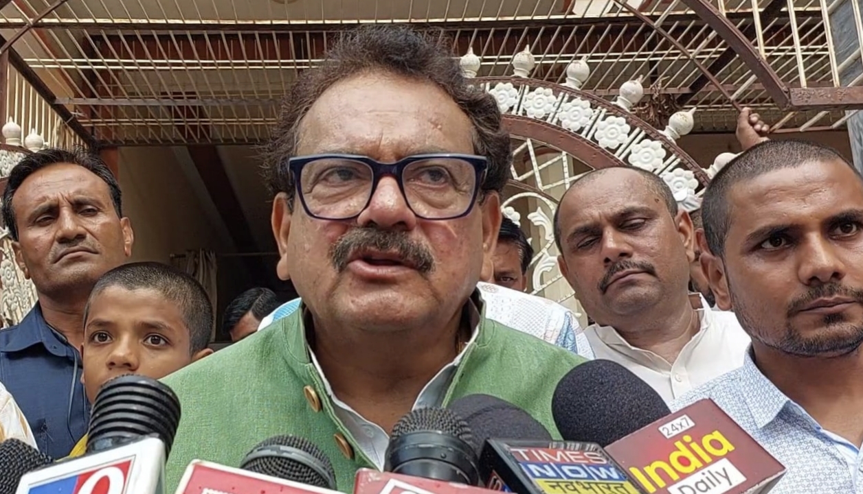 मीडिया से बात करते केंद्रीय मंत्री मीडिया से बात करते केंद्रीय मंत्री