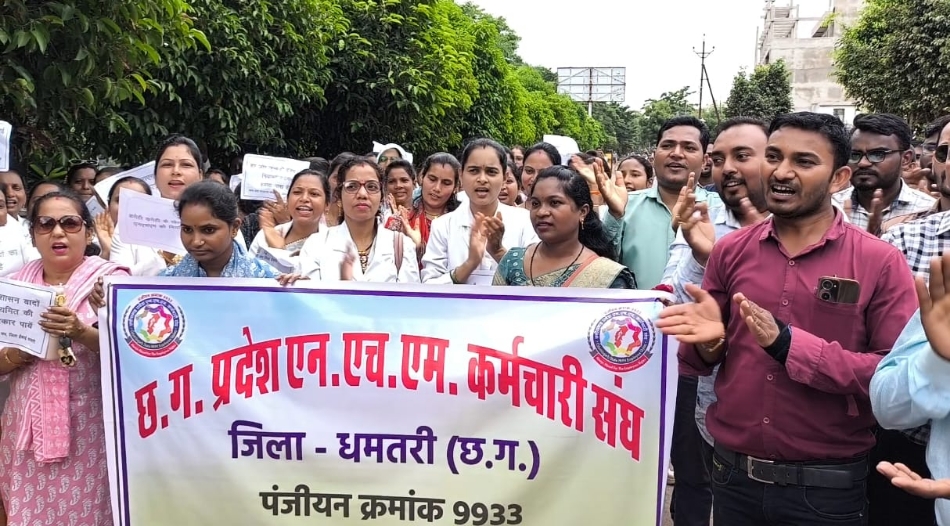बेरिकेड के सामने विरोध प्रदर्शन करते हुए एनएचएम कर्मचारी।