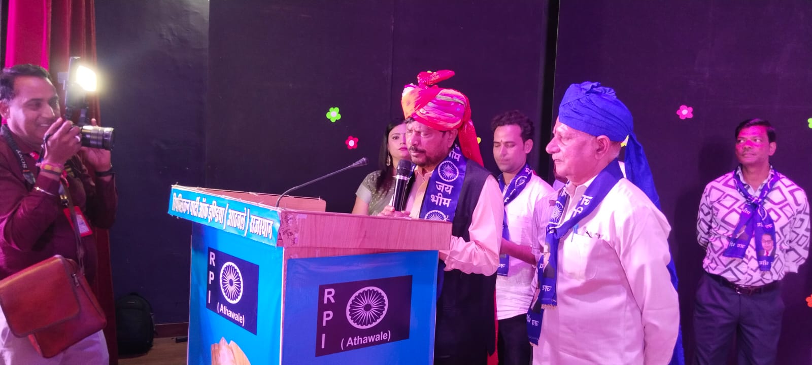 जयपुर पहुंचे केंद्रीय मंत्री रामदास आठवले ने की महाराष्ट्र में हिंदी भाषियों पर हमले की कड़ी निंदा करते हुए कहा जरूरत पड़ी तो देंगे मुंहतोड़ जवाब जयपुर पहुंचे केंद्रीय मंत्री रामदास आठवले ने की महाराष्ट्र में हिंदी भाषियों पर हमले की कड़ी निंदा करते हुए कहा जरूरत पड़ी तो देंगे मुंहतोड़ जवाब