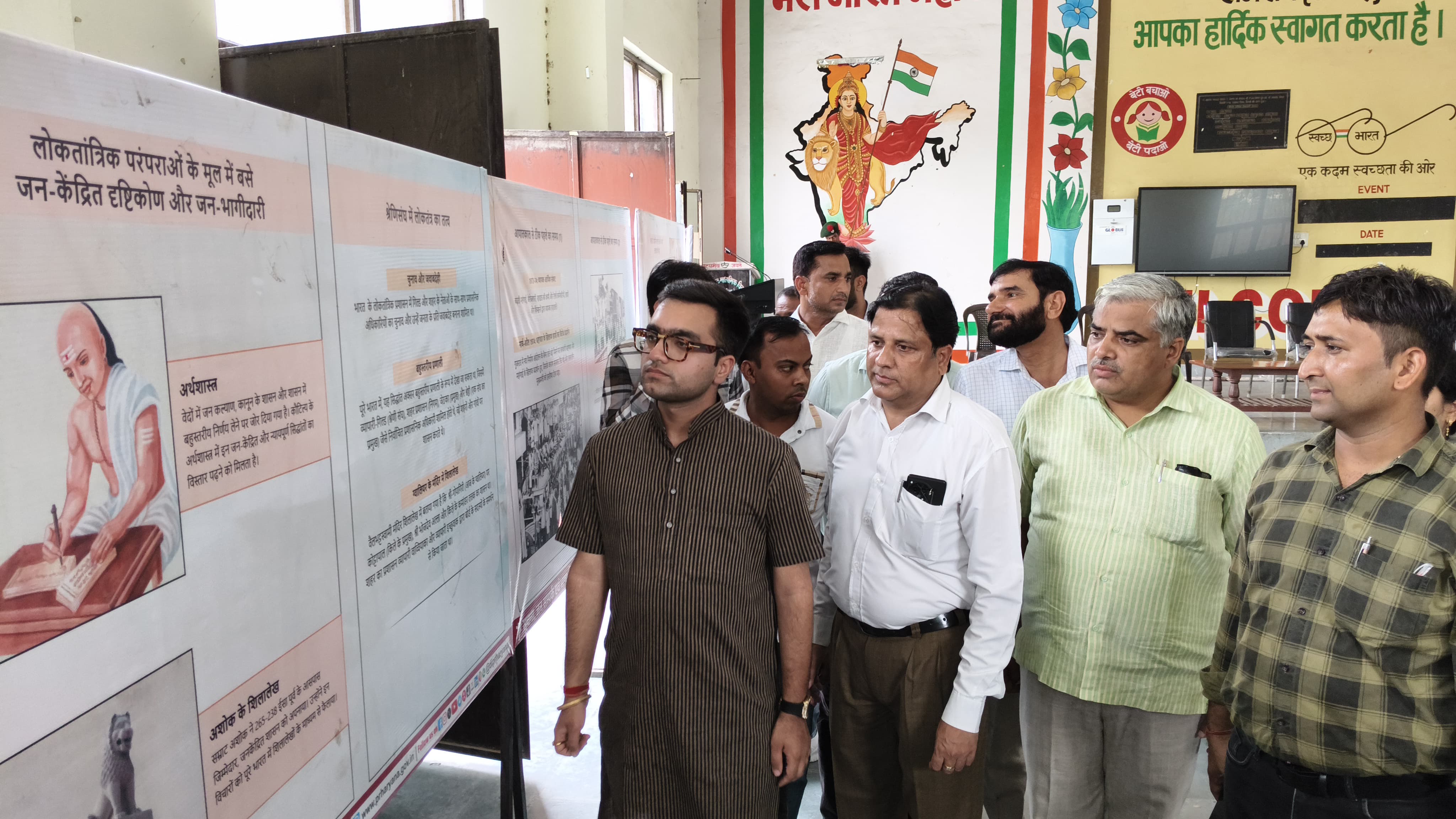 डिप्टी स्पीकर के पुत्र रूद्राक्ष प्रदर्शनी का अवलोकन करते हुए। डिप्टी स्पीकर के पुत्र रूद्राक्ष प्रदर्शनी का अवलोकन करते हुए।