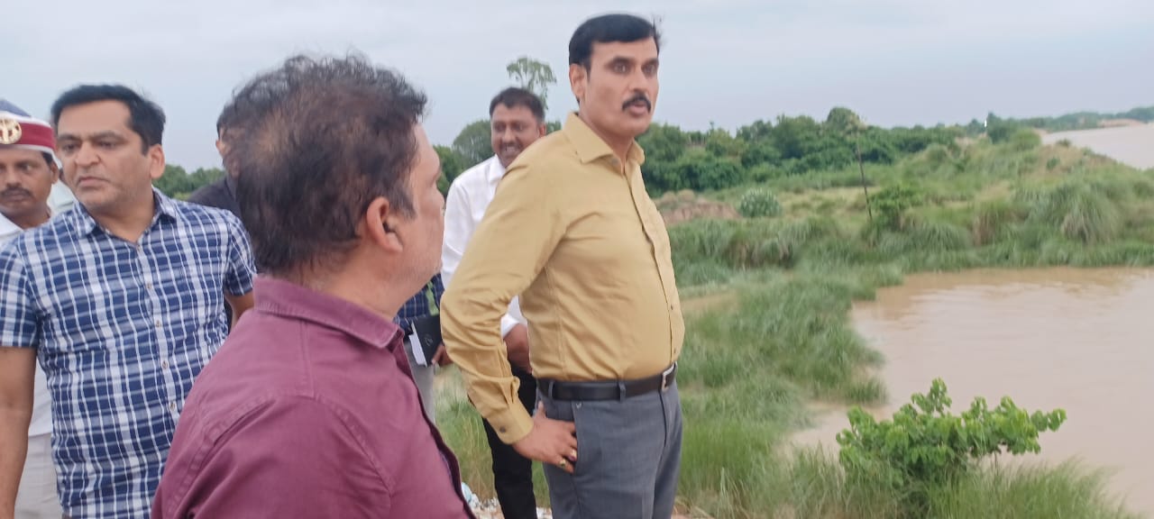 बाढ़ का जायजा लेते डीएम