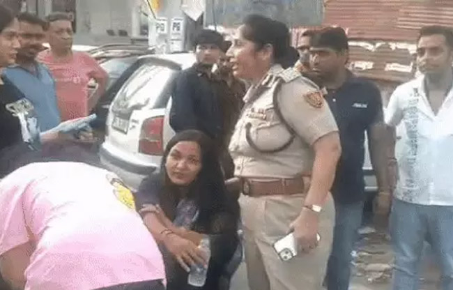 सोनीपत: पुलिस आयुक्त ममता सिंह घयल महिला की मदद करते हुए सोनीपत: पुलिस आयुक्त ममता सिंह घयल महिला की मदद करते हुए