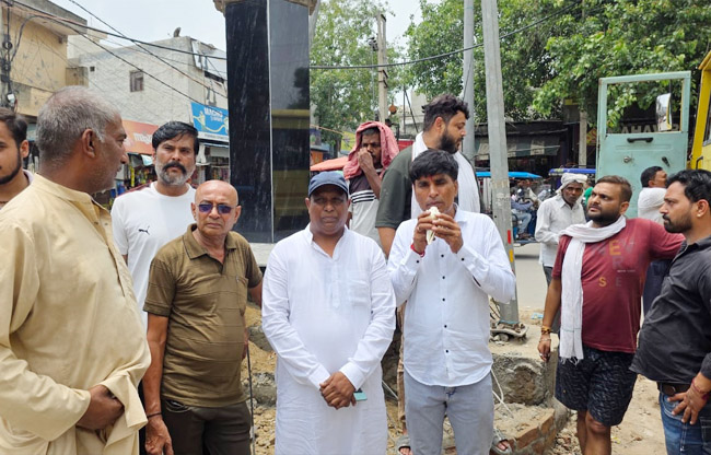सोनीपत: पार्षद संजय बड़वासनिया और ब्राह्मण नेता मुकेश शर्मा प्रदर्शन करते हुए