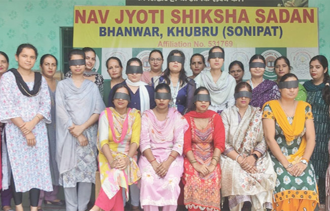 सोनीपत: आंखों पर काली पट्टी बांधकर अपना रोष प्रकट करते शिक्षक। सोनीपत: आंखों पर काली पट्टी बांधकर अपना रोष प्रकट करते शिक्षक।