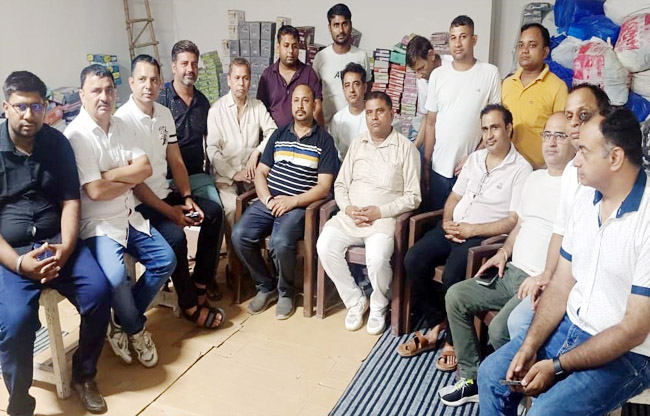 सोनीपत:  गन्नौर व्यापार मंडल के पदाधिकारी व दुकानदार बैठक करते हुए।