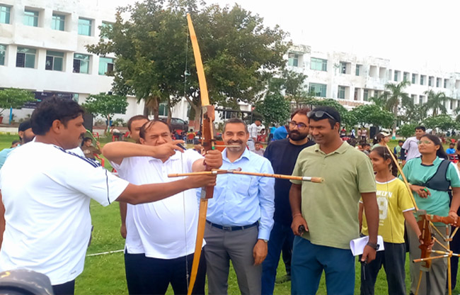 सोनीपत: पूर्व विधायक सुरेंद्र पंवार चैम्यिनशिप में खिलाड़ियों का उत्साहवर्धन करते हुए। सोनीपत: पूर्व विधायक सुरेंद्र पंवार चैम्यिनशिप में खिलाड़ियों का उत्साहवर्धन करते हुए।