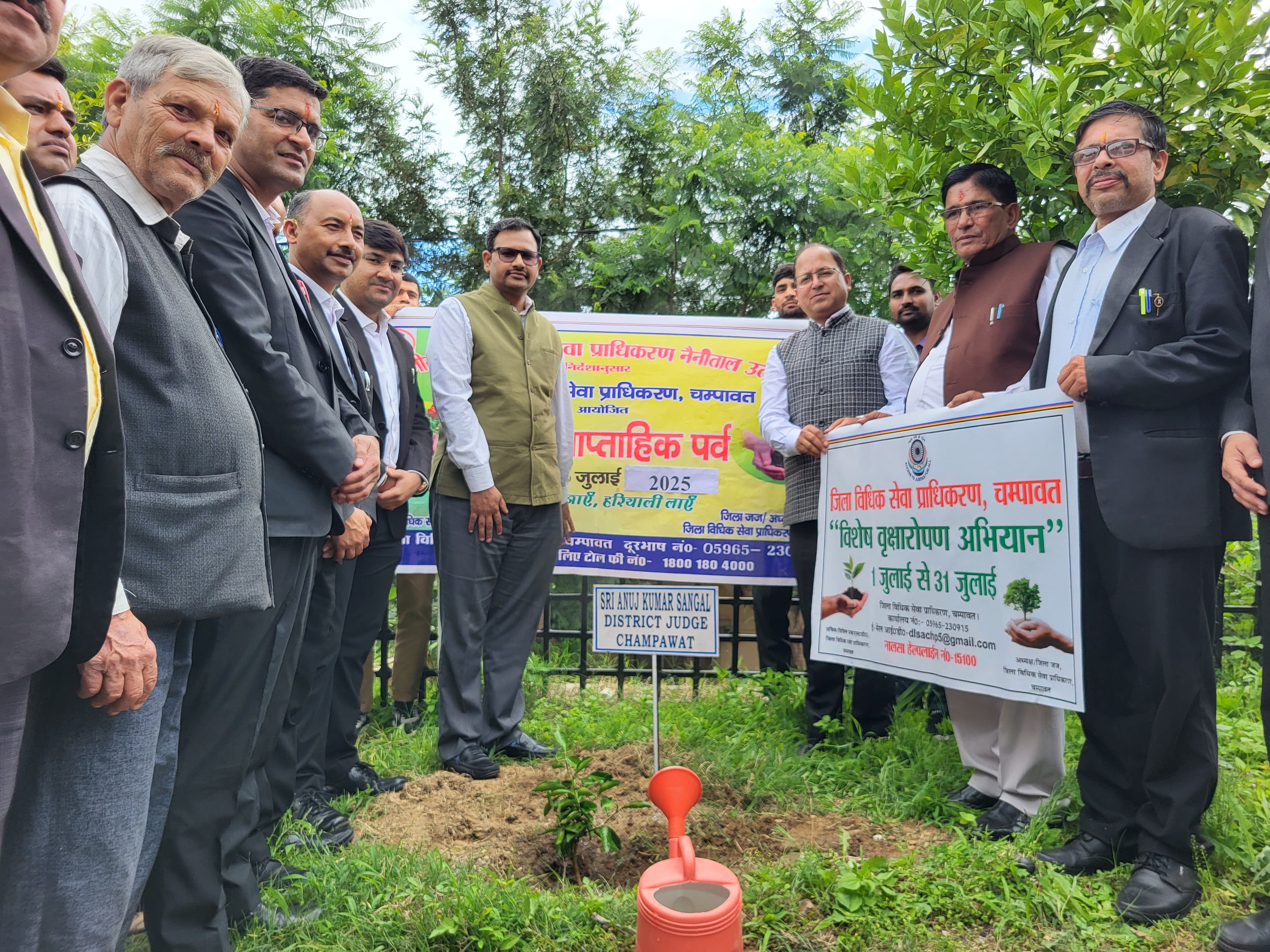 न्यायालय में आयोजित वृक्षारोपण को कार्यक्रम न्यायालय में आयोजित वृक्षारोपण को कार्यक्रम
