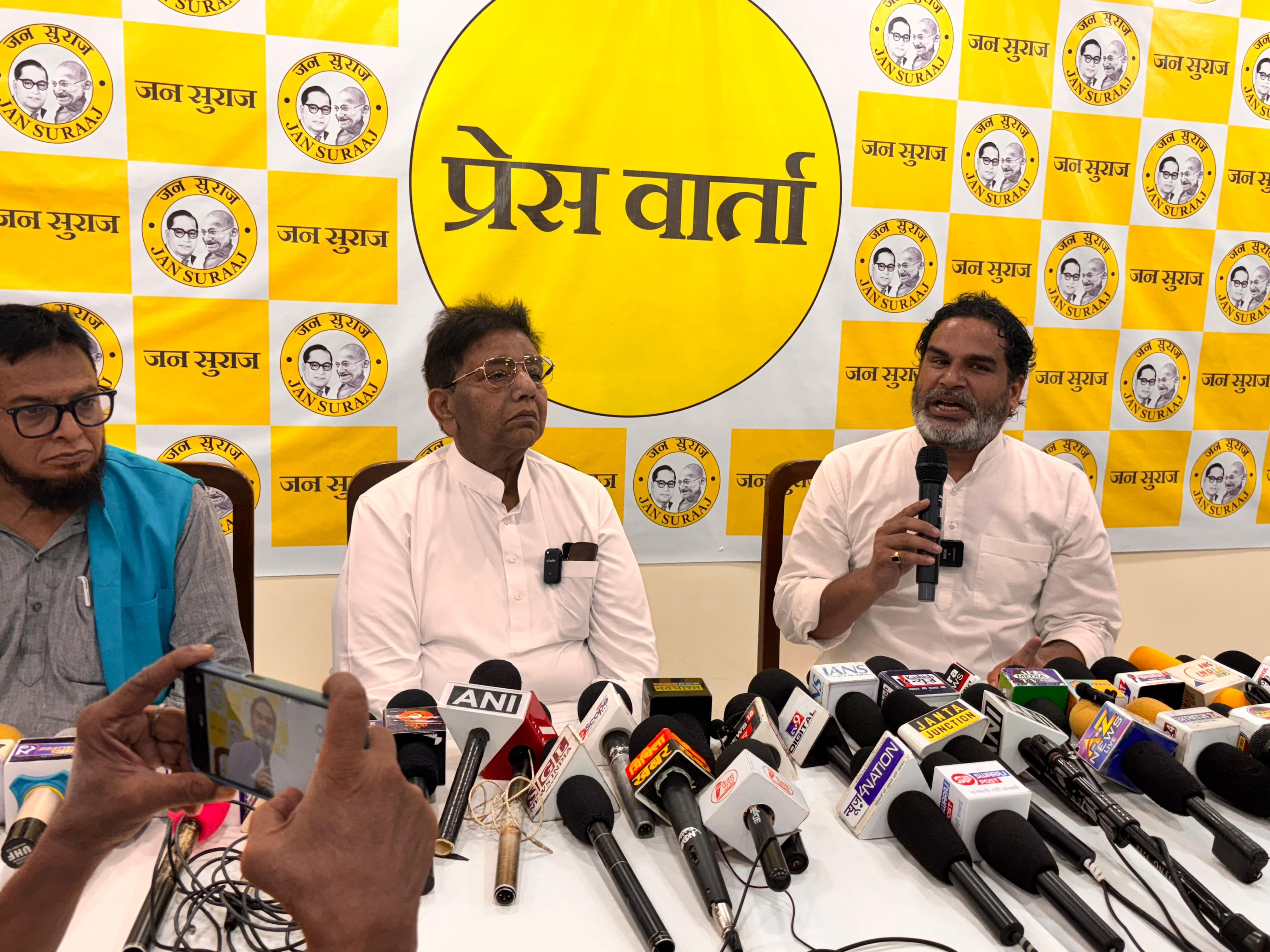 प्रेस वार्ता के दौरान पप्पू सिंह एवं प्रशांत किशोर प्रेस वार्ता के दौरान पप्पू सिंह एवं प्रशांत किशोर